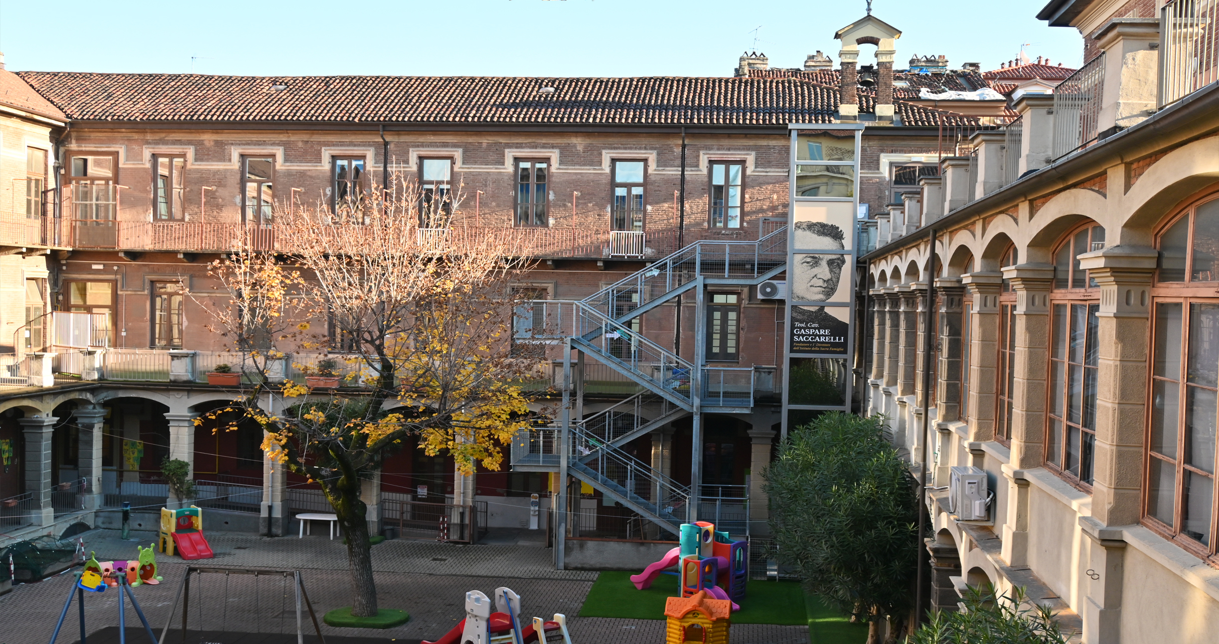 Il cortile della scuola materna Sacra Famiglia di Torino